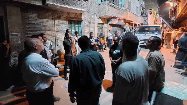 استماع إلى صوت امرأة وطفلها من تحت أنقاض مبنى في حدائق القبة