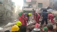إنقاذ شخصين من تحت أنقاض المبنى المنهار في حدائق القبة ونقلهما إلى المستشفى