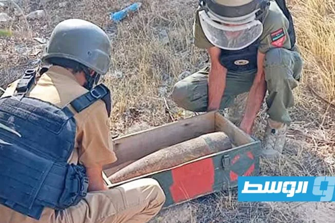 انتشال قذيفة هاون من موقع في طريق المطار بطرابلس انتشال قذيفة هاون من موقع في طريق المطار بطرابلس