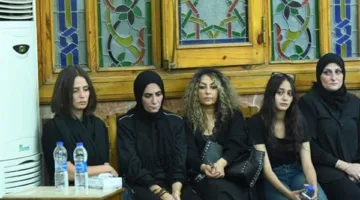 إيمان العاصي وأشرف زكي يشاركان في جنازة والدة المخرجة سارة وفيق