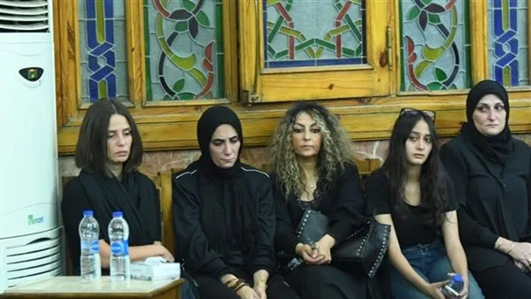 إيمان العاصي وأشرف زكي يشاركان في جنازة والدة المخرجة سارة وفيق