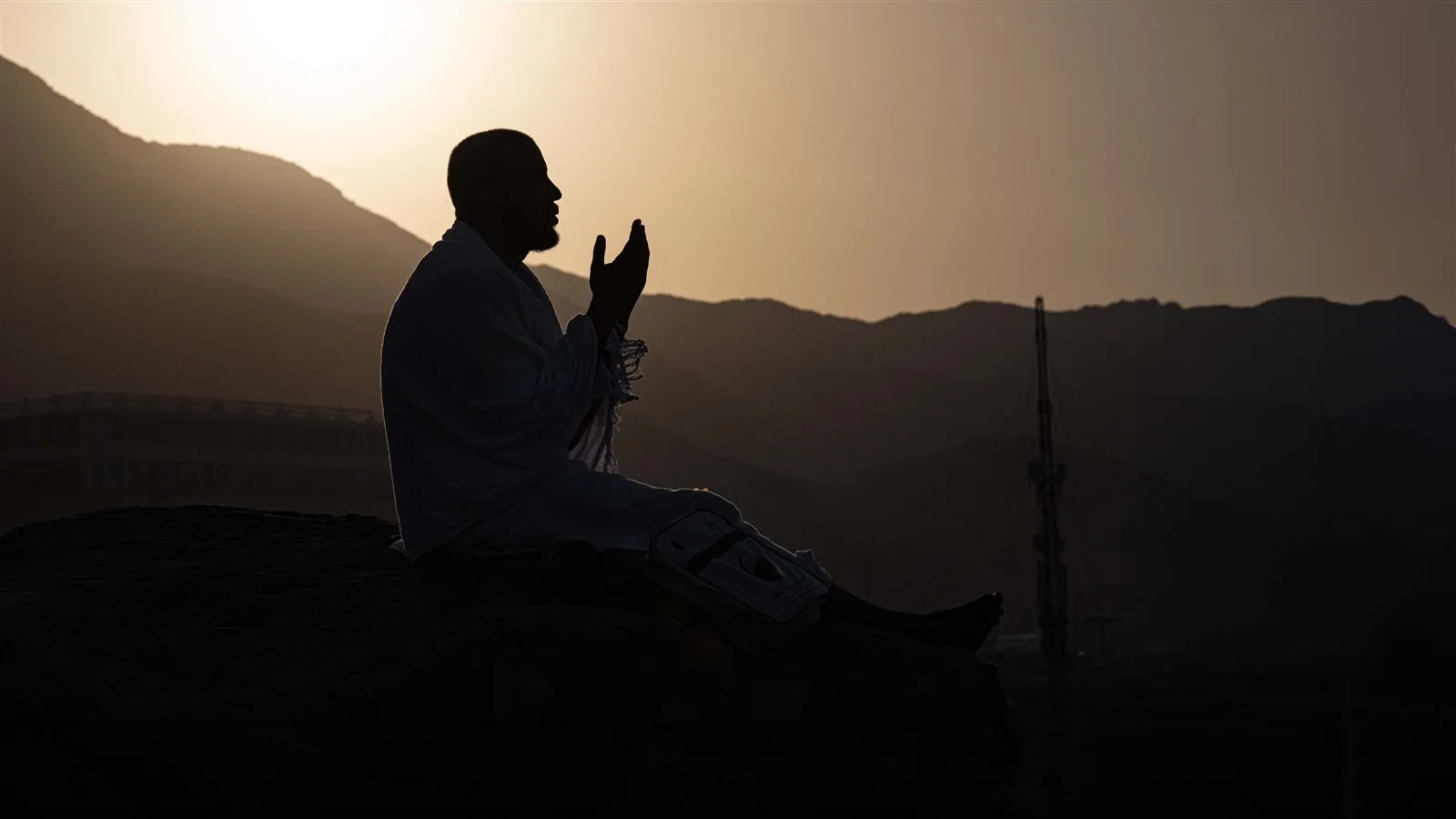 دعاء الأمل والاحتياج إلى الله.. أروع ما نُطق في التواضع أمام الله دعاء الأمل والاحتياج إلى الله.. أروع ما نُطق في التواضع أمام الله