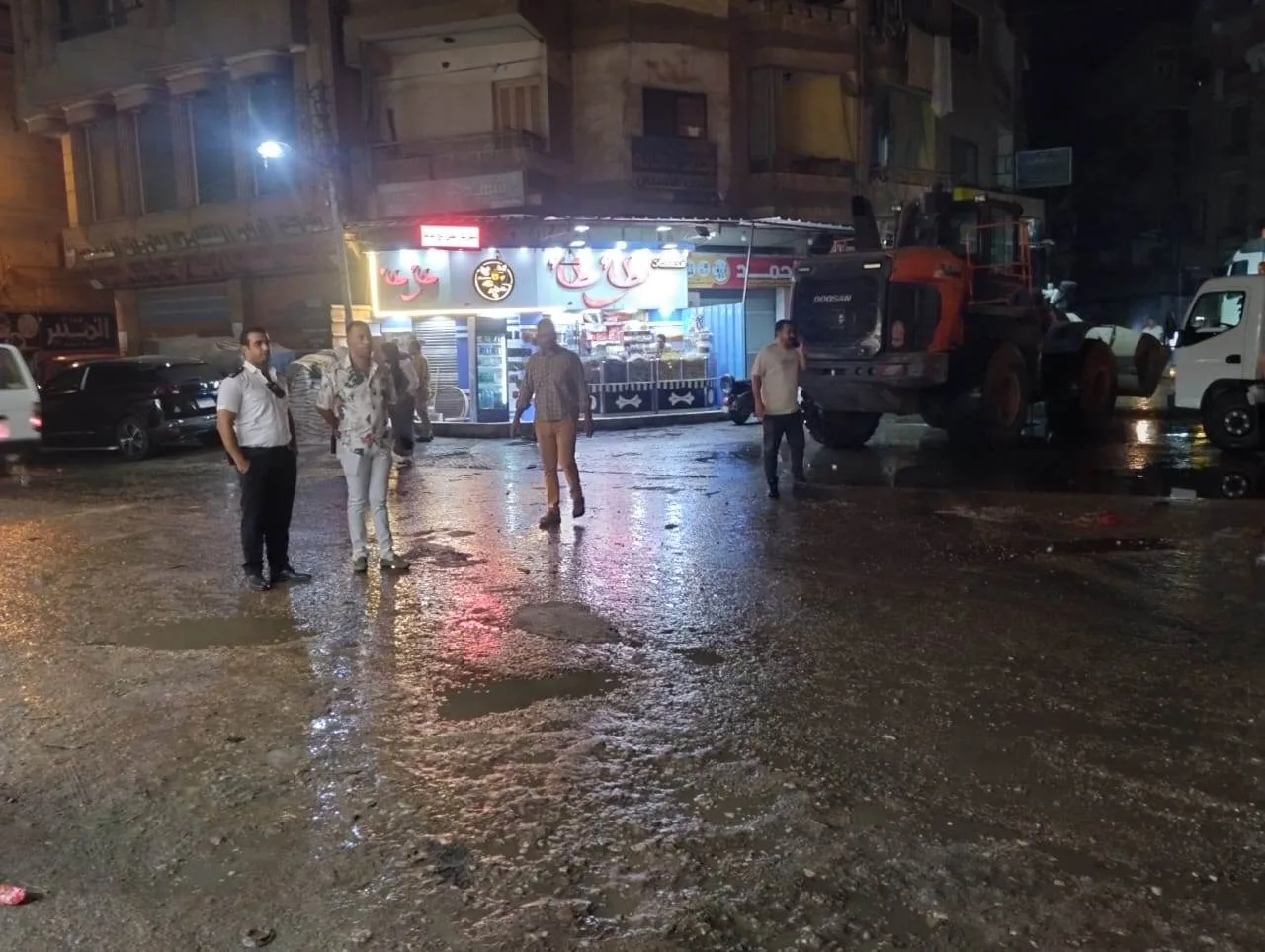 صور: محافظ الغربية يتعامل مع انفجار خط مياه المحلة وحريق بسيون صور: محافظ الغربية يتعامل مع انفجار خط مياه المحلة وحريق بسيون