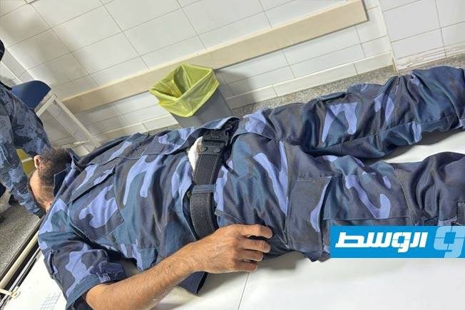 إسعاف أحد عناصر الأمن إثر «هجوم مسلح» بمنطقة جنة العريف في طرابلس، السبت، 21 يونيو 2025. (وزارة الداخلية)