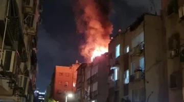نار كبيرة بسبب سقوط صاروخ إيراني على مبنى في مدينة حولون وسط إسرائيل