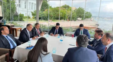 وزير الخارجية وشؤون الهجرة يجتمع بعدد من رجال الأعمال الأتراك خلال زيارته إلى إسطنبول