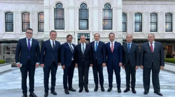 وزير الخارجية وشؤون الهجرة يجتمع بعدد من رجال الأعمال الأتراك خلال زيارته لإسطنبول