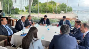وزير الخارجية يجتمع بمجموعة من رجال الأعمال الأتراك أثناء زيارته لإسطنبول