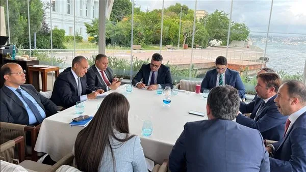 وزير الخارجية يجتمع بمجموعة من رجال الأعمال الأتراك أثناء زيارته لإسطنبول