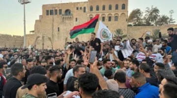 إصابة عناصر الأمن أثناء تفريقهم احتجاجًا قرب مبنى الحكومة في العاصمة الليبية