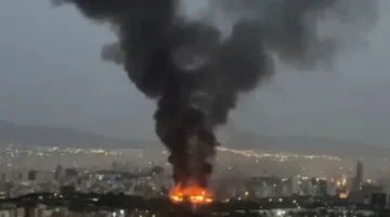 الجيش الإسرائيلي يضرب مواقع لتخزين وإطلاق الصواريخ في وسط إيران ويلاحظ إطلاق صواريخ وانفجارات.