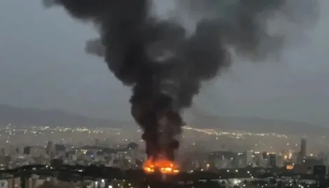 الجيش الإسرائيلي يضرب مواقع لتخزين وإطلاق الصواريخ في وسط إيران ويلاحظ إطلاق صواريخ وانفجارات.
