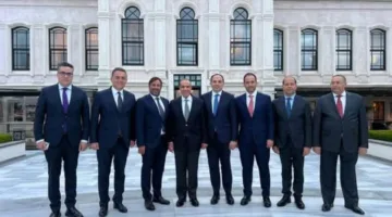 وزير الخارجية وشؤون الهجرة يلتقي بمجموعة من رجال الأعمال الأتراك أثناء زيارته إلى إسطنبول.