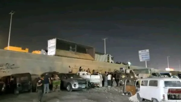 ثوران مقطورة “زلط” في موقف السيارات بالطالبية ثوران مقطورة “زلط” في موقف السيارات بالطالبية