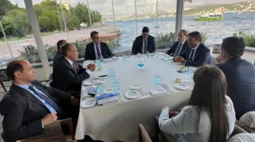 وزير الخارجية يجتمع بمجموعة من رجال الأعمال الأتراك أثناء زيارته لإسطنبول
