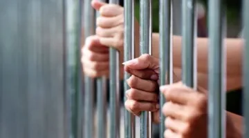 إيداع ثلاثة متهمين بالسجن لمدة 15 يومًا بتهمة رشوة مهندس في مدينة نصر لتسهيل إجراءات تراخيص عقار غير مطابقة للقوانين.