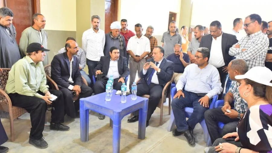 محافظ أسيوط يعلن مجموعة من القرارات لتحسين الخدمات وتعزيز التنمية خلال اجتماع جماهيري في مركز الغنايم. محافظ أسيوط يعلن مجموعة من القرارات لتحسين الخدمات وتعزيز التنمية خلال اجتماع جماهيري في مركز الغنايم.