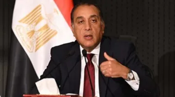 مدبولي يبدأ زيارته لميناء العين السخنة بتفقد سفينة تفريغ الغاز الطبيعي المسال