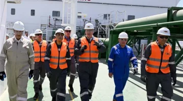 رئيس الوزراء يزور الاستعدادات الأخيرة لتشغيل سفينة الغاز الطبيعي المسال “Energos Eskimo”