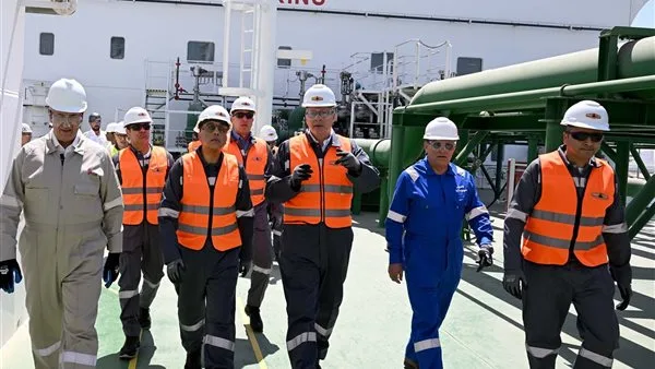 رئيس الوزراء يزور الاستعدادات الأخيرة لتشغيل سفينة الغاز الطبيعي المسال “Energos Eskimo” رئيس الوزراء يزور الاستعدادات الأخيرة لتشغيل سفينة الغاز الطبيعي المسال “Energos Eskimo”