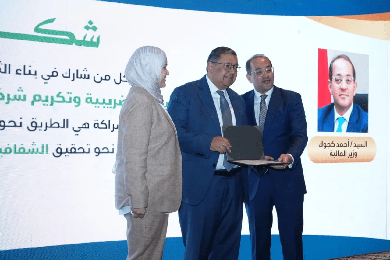 وزير المالية يكرم مجموعة من الممولين البارزين ويُ reaffirm دعمه لشركاء النجاح. وزير المالية يكرم مجموعة من الممولين البارزين ويُ reaffirm دعمه لشركاء النجاح.