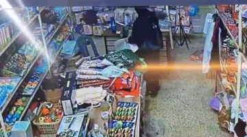 بالفيديو: امرأة تقوم بسرقة محفظة من متجر