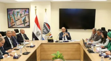 وزير الأعمال العامة يلتقي برؤساء الشركات القابضة لمتابعة مشاريع التطوير والشراكة والاستثمار