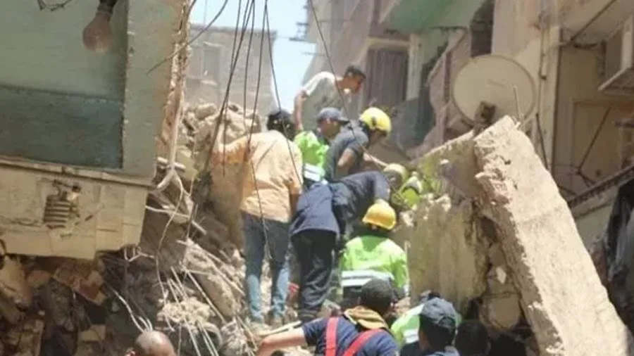 عاجل: انهيار عقار في حدائق القبة.. انتشال جثث زوجين وطفلهما الذين لقوا حتفهم معًا. عاجل: انهيار عقار في حدائق القبة.. انتشال جثث زوجين وطفلهما الذين لقوا حتفهم معًا.