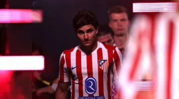 برشلونة يجعل جوليان ألفاريز الخيار الأول لتعويض ليفاندوفسكي