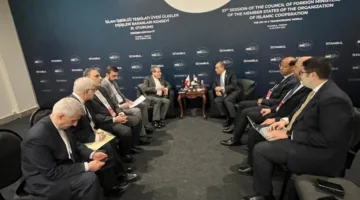 وزير الخارجية والهجرة يلتقي بنظيره الإيراني في إسطنبول