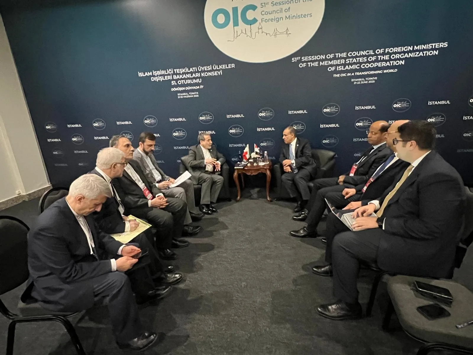 وزير الخارجية يناقش مع نظيره الإيراني طرق خفض التوتر وتعزيز الجهود الدبلوماسية وزير الخارجية يناقش مع نظيره الإيراني طرق خفض التوتر وتعزيز الجهود الدبلوماسية