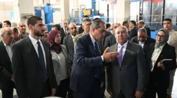نائب رئيس الوزراء ووزير الصناعة والنقل يزور خطوط الإنتاج الحديثة في مصنع “مكارم تكس”