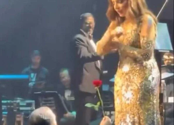 أنغام تأسر جمهورها بلحظة إنسانية مؤثرة أثناء حفلتها في الكويت