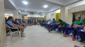المقاولون يطلقون فترة التحضير وجلسة تحفيزية بإشراف المدير الرياضي قبل البدء.