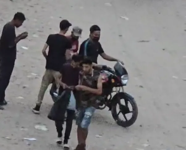 تجار مخدرات يهاجمون صاحب محل بسكاكين في فيصل (فيديو) تجار مخدرات يهاجمون صاحب محل بسكاكين في فيصل (فيديو)