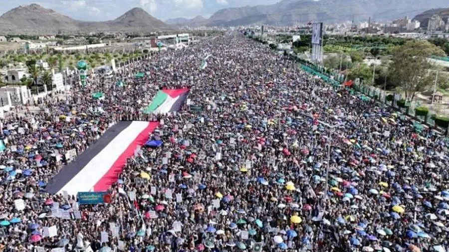مشاركون في مليونية السبعين باليمن يؤكدون دعمهم لغزة والجمهورية الإسلامية. مشاركون في مليونية السبعين باليمن يؤكدون دعمهم لغزة والجمهورية الإسلامية.