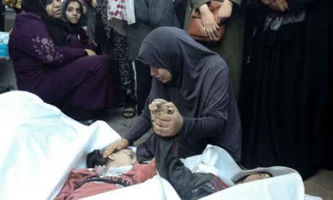 مجازر متواصلة.. 41 شهيدًا، بينهم 11 من الجوعى والباحثين عن الطعام، جراء القصف وإطلاق النار الإسرائيلي في مناطق مختلفة من غزة مجازر متواصلة.. 41 شهيدًا، بينهم 11 من الجوعى والباحثين عن الطعام، جراء القصف وإطلاق النار الإسرائيلي في مناطق مختلفة من غزة