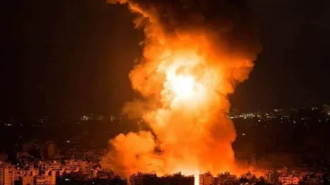 الجيش الإسرائيلي يعلن عن استهداف مخازن للطائرات بدون طيار والذخيرة في منطقة بندر عباس جنوب إيران. الجيش الإسرائيلي يعلن عن استهداف مخازن للطائرات بدون طيار والذخيرة في منطقة بندر عباس جنوب إيران.