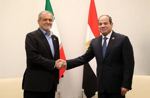 السيسي يؤكد لبزشيكيان على رفض مصر التام للتصعيد الإسرائيلي تجاه إيران ويدعو لوقف فوري لإطلاق النار وتقليص دائرة العنف.