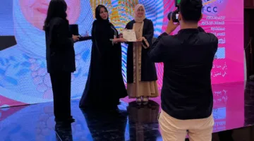 تكريم مستشارة شيخ الأزهر لشؤون الوافدين بمنحها درجة الدكتوراه الفخرية من أكاديمية لانكستر البريطانية