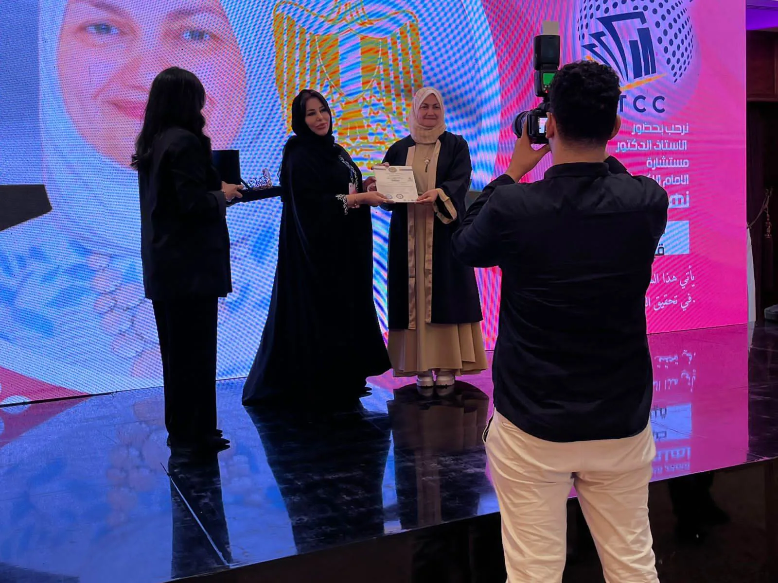 تكريم مستشارة شيخ الأزهر لشؤون الوافدين بمنحها درجة الدكتوراه الفخرية من أكاديمية لانكستر البريطانية