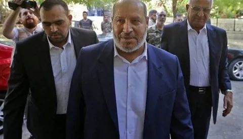 وفد من قيادة حركة “حماس” يسافر إلى مصر بشكل غير متوقع لمناقشة قضية حرب غزة و صفقة تبادل الأسرى مع إسرائيل. وفد من قيادة حركة “حماس” يسافر إلى مصر بشكل غير متوقع لمناقشة قضية حرب غزة و صفقة تبادل الأسرى مع إسرائيل.