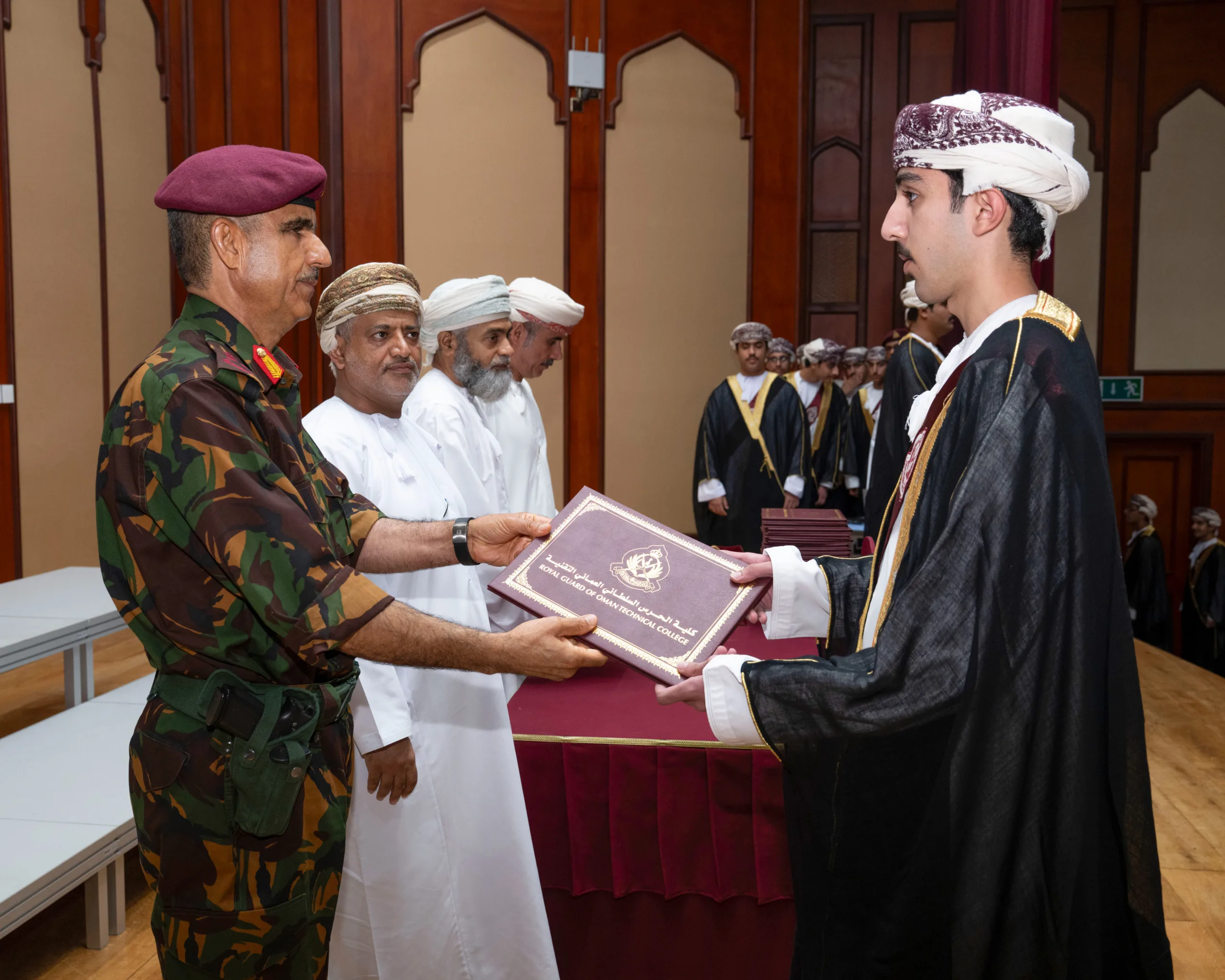 كلية الحرس السلطاني العماني التقنية تحتفل بتخرج طلاب دبلوم التعليم التقني الدولي كلية الحرس السلطاني العماني التقنية تحتفل بتخرج طلاب دبلوم التعليم التقني الدولي