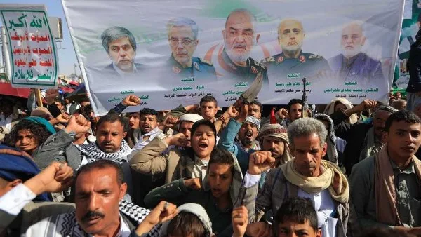 الحوثيون يلوحون باستهداف السفن الأمريكية في البحر الأحمر