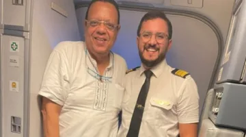 طيار من بورسعيد يُفاجئ والده على متن الطائرة.. فيديو مؤثر يتصدر قائمة تريندات عيد الأب