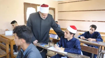طلاب القسم الأدبي يُجرون امتحانات الثانوية الأزهرية اليوم في مادة الصرف.