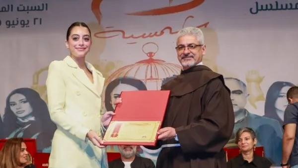 تقدير ياسمينا العبد في المركز الكاثوليكي المصري للسينما عن مسلسل “لام شمسية” | فيديو
