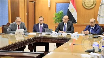 غرفة العمليات في الوزارة تراقب دخول أوراق امتحانات اللغة العربية للثانوية العامة إلى المدارس.
