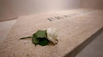 من هي القديسة تريز الطفل يسوع وما المعنى وراء “الزهرة البيضاء” على قبر البابا فرنسيس؟