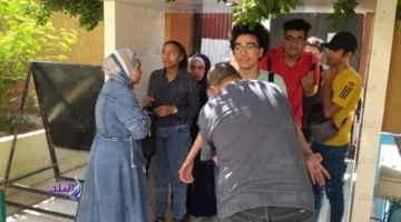 الطلاب يتجهون إلى لجان امتحانات الثانوية العامة لأداء مادة “العربي” مع إجراءات تفتيش مشددة عند البوابات.